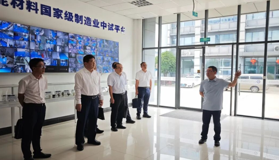 湖北省经信厅厅长朱万奎调研武汉中科先进院、湖北鼎龙集团发展情况